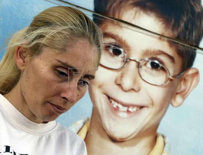 Imagen de archivo de Ithaisa Suárez junto un cartel de su hijo Yeremi a las puertas de la casa de su padre (Foto EFE / Elvira Urquijo A.)